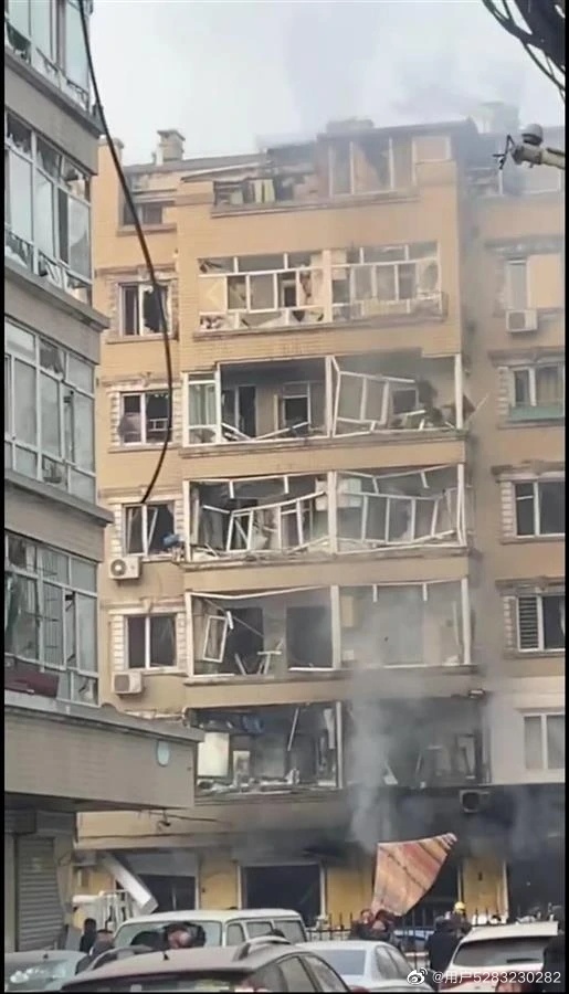 哈尔滨小区燃气爆炸1死7伤 建筑物7层玻璃几乎全碎