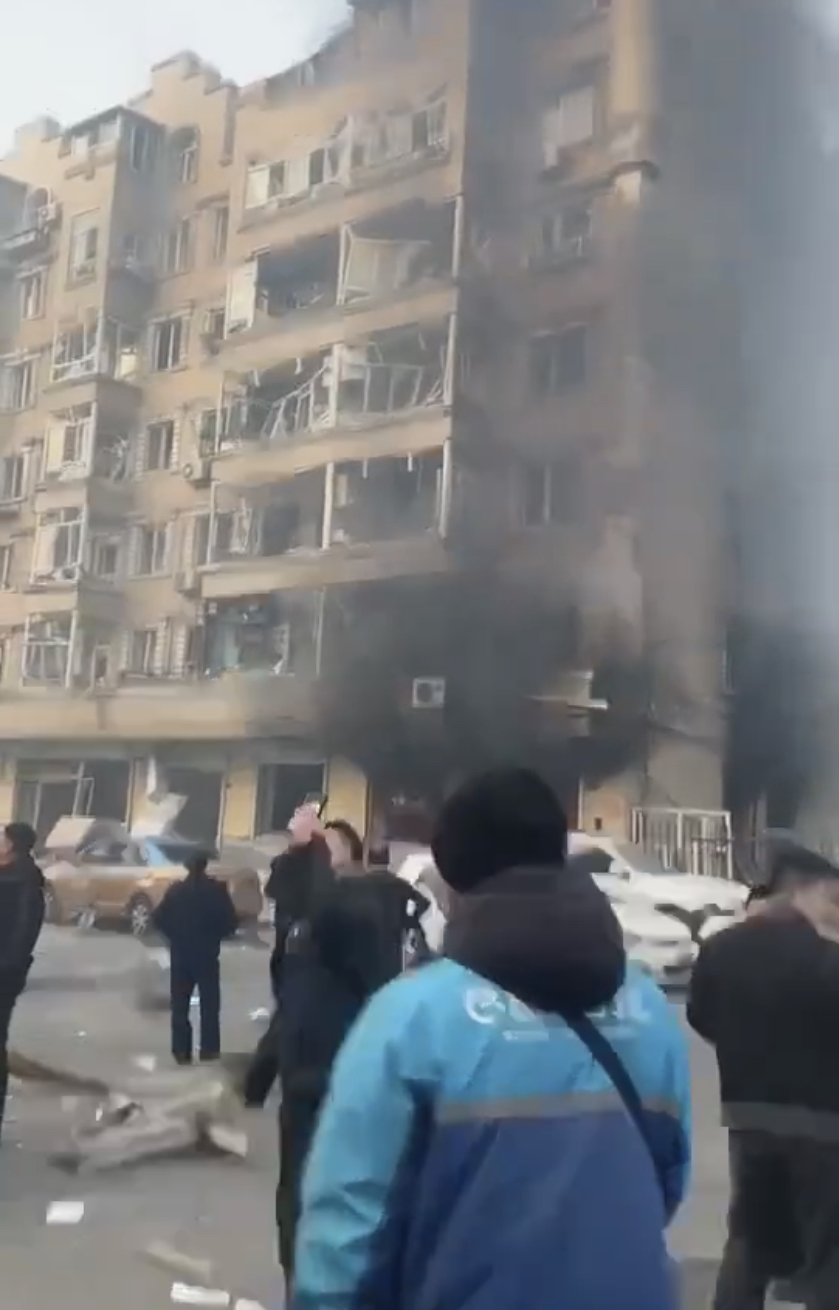 哈尔滨小区燃气爆炸1死7伤 建筑物7层玻璃几乎全碎