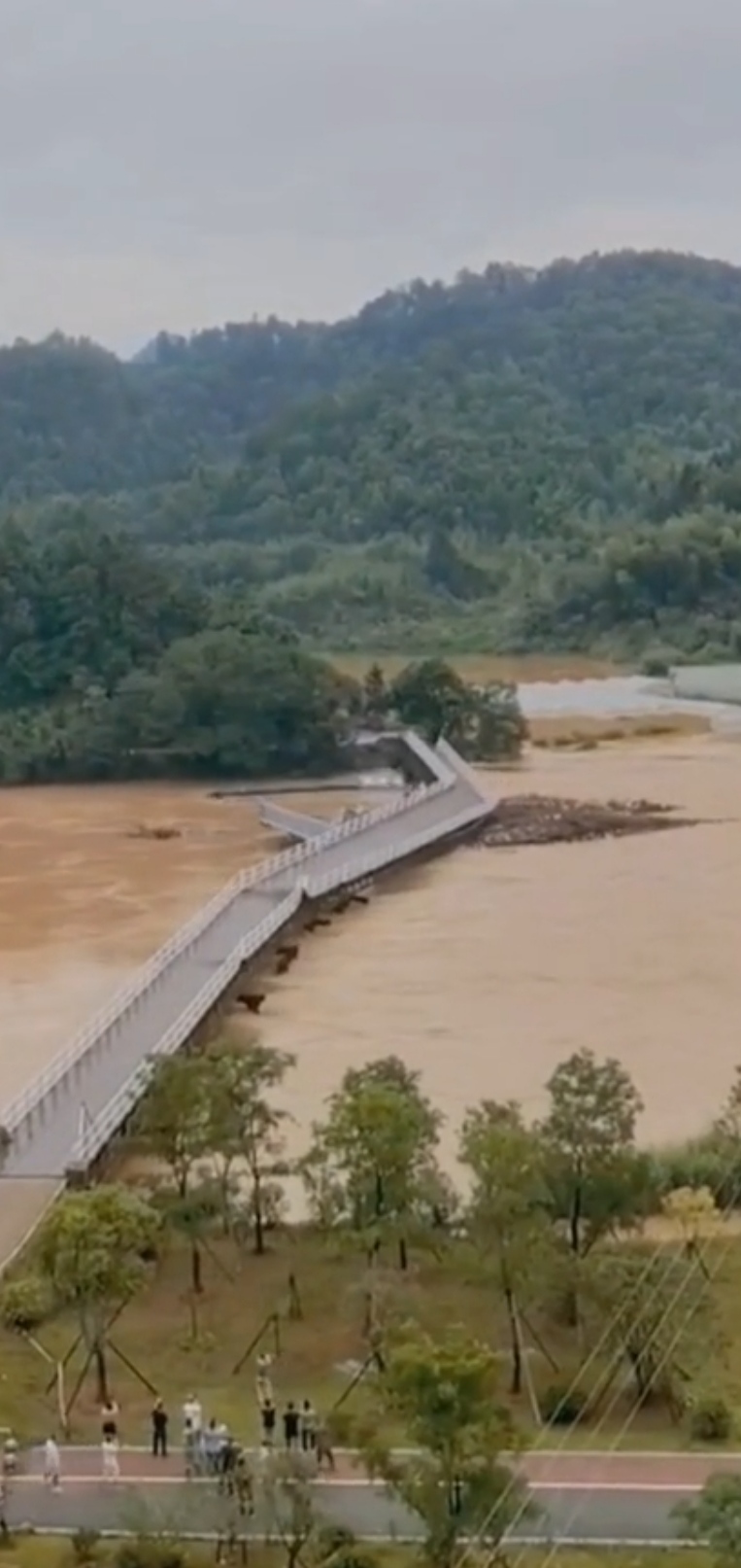 湍急水流冲断桥梁视频，事件并非发生在柔州