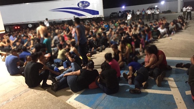墨西哥被遗弃货车藏343偷渡客 其中103未成年人独自上路