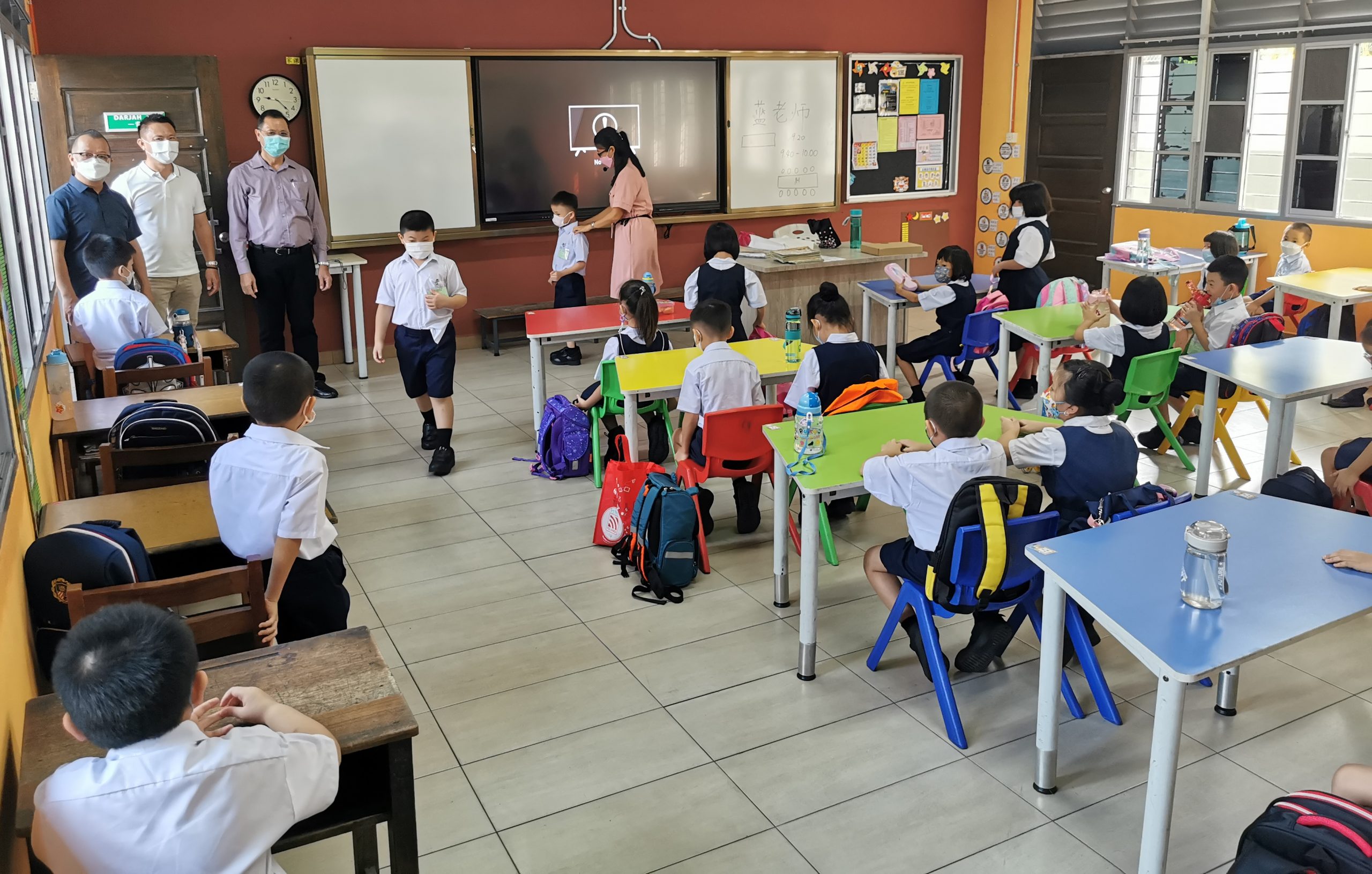 (大北马)谢谢！通过“侨光华小星洲海鸥爱华教义演”活动，侨光学校精明一体机启用了！