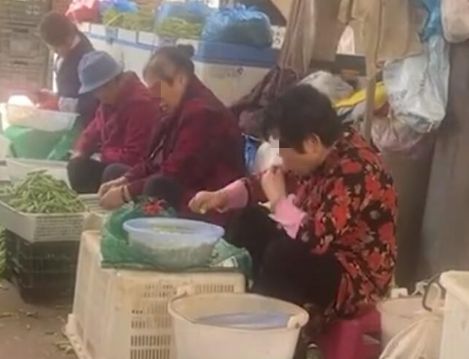 大妈“嘴剥毛豆”售卖…中国菜市场影片外流超震撼 