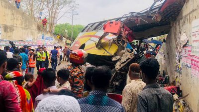 孟加拉巴士翻车酿19死25伤