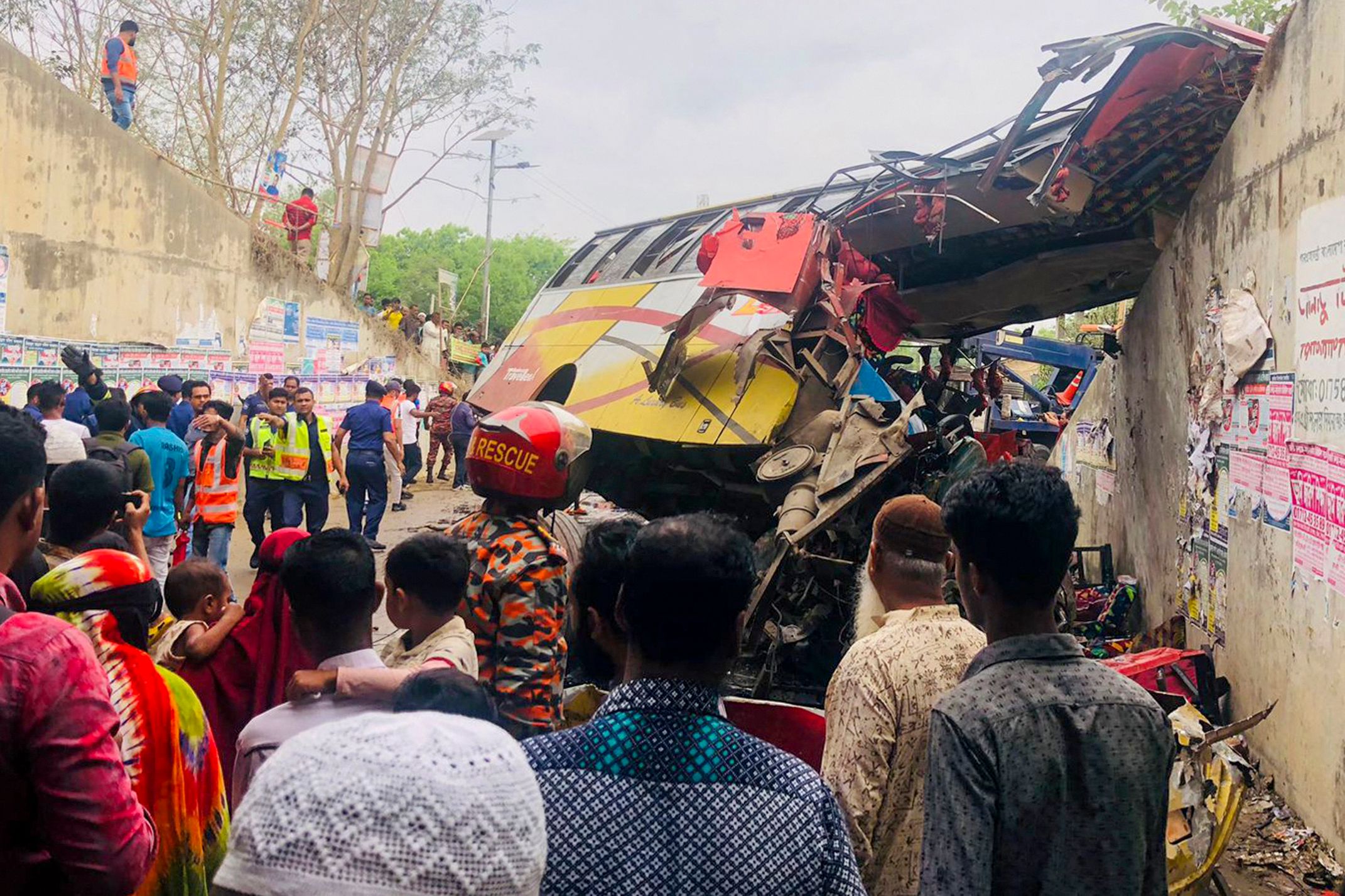 孟加拉巴士翻车酿19死25伤 
