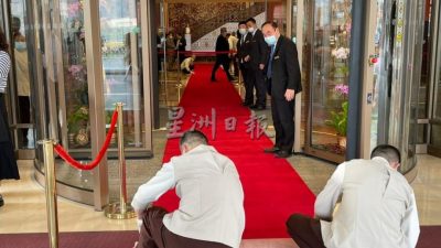 首相访华 | 下榻北京中国大饭店 红地毯迎接安华
