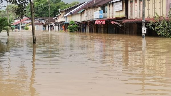 大水来袭麻坡坤兰乌汝新村沦陷 全村人疏散