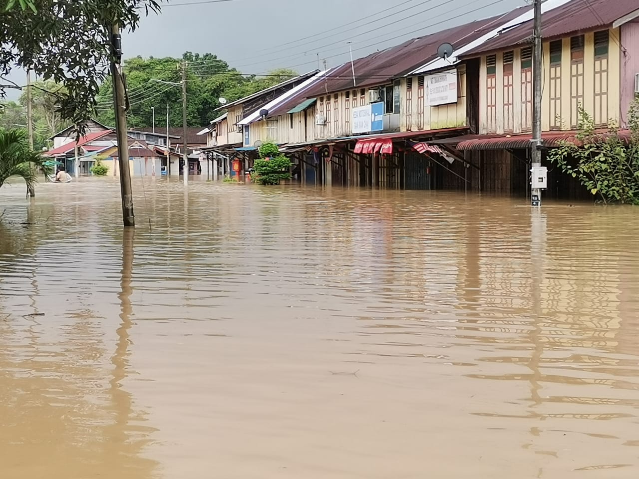 **已签发**柔：大水来袭，麻坡坤兰乌汝新村沦陷，全村人疏散