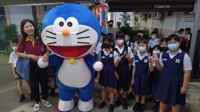“哆啦A梦”出现銮中华二小庆开学   学生好开心！