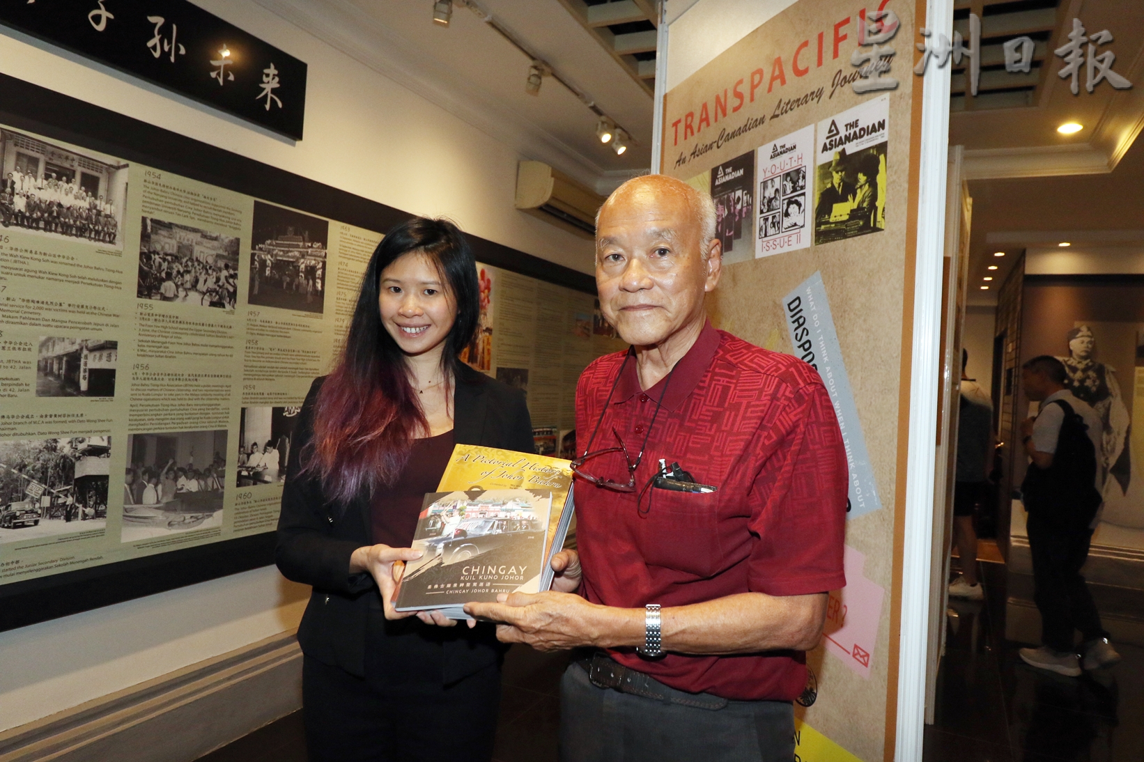 **已签发**柔：封底：主文：“跨太平洋：亚裔加拿大人文学之旅”巡回展，即日起至4月5日在华族历史文物馆展出