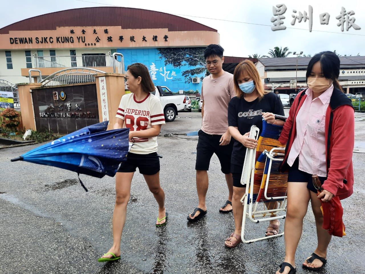 **已签发**柔：封面：水位步步逼近疏散中心，东甲县坤兰乌汝灾民二度搬迁