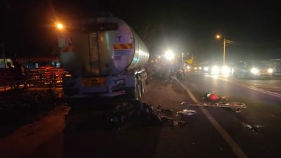 摩托车撞上停路旁罗里 2男子当场丧命