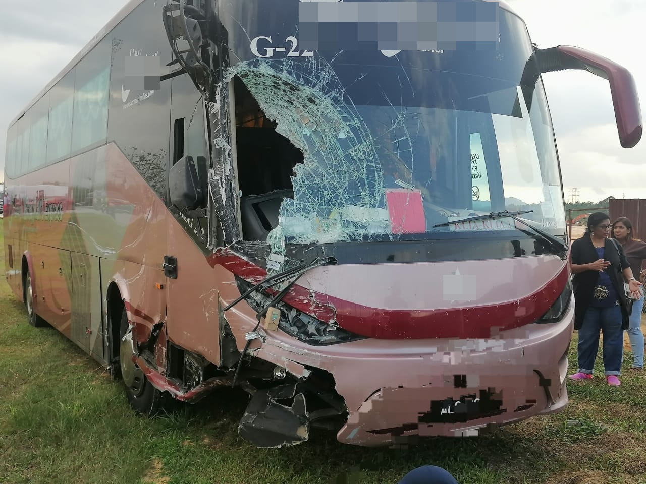 **已签发**柔：旅巴客货车轿车连环撞，涉及43人幸只6人伤