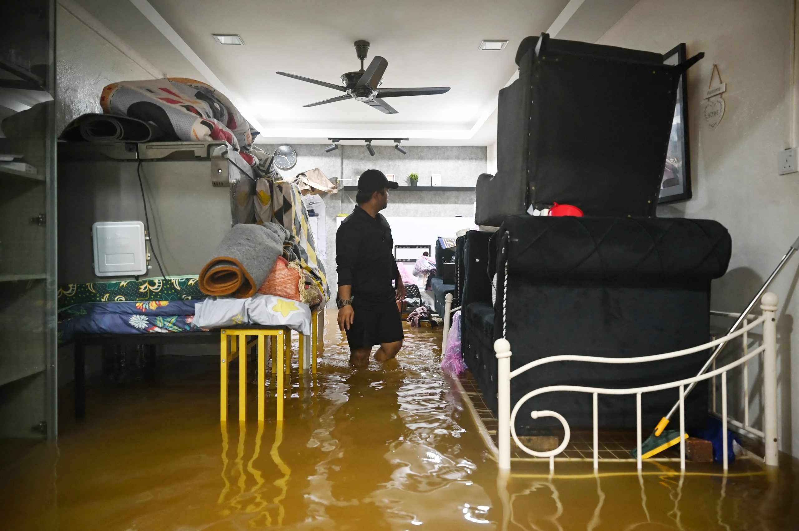 **已签发**柔：永平水灾持续，灾民细雨中撤离家园