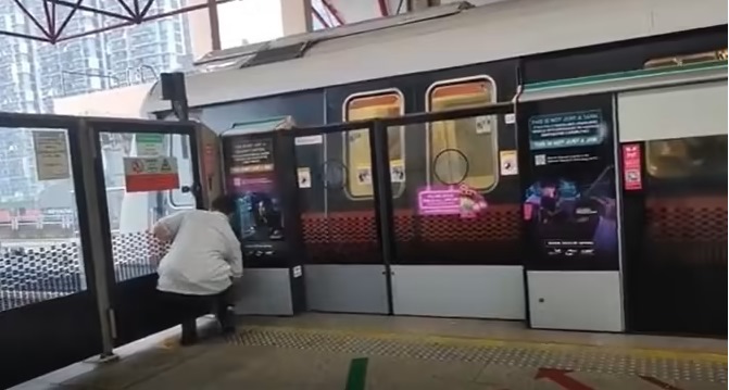 *已签发*柔：狮城二三事：狮城男童卡地铁月台门  SMRT已报警 