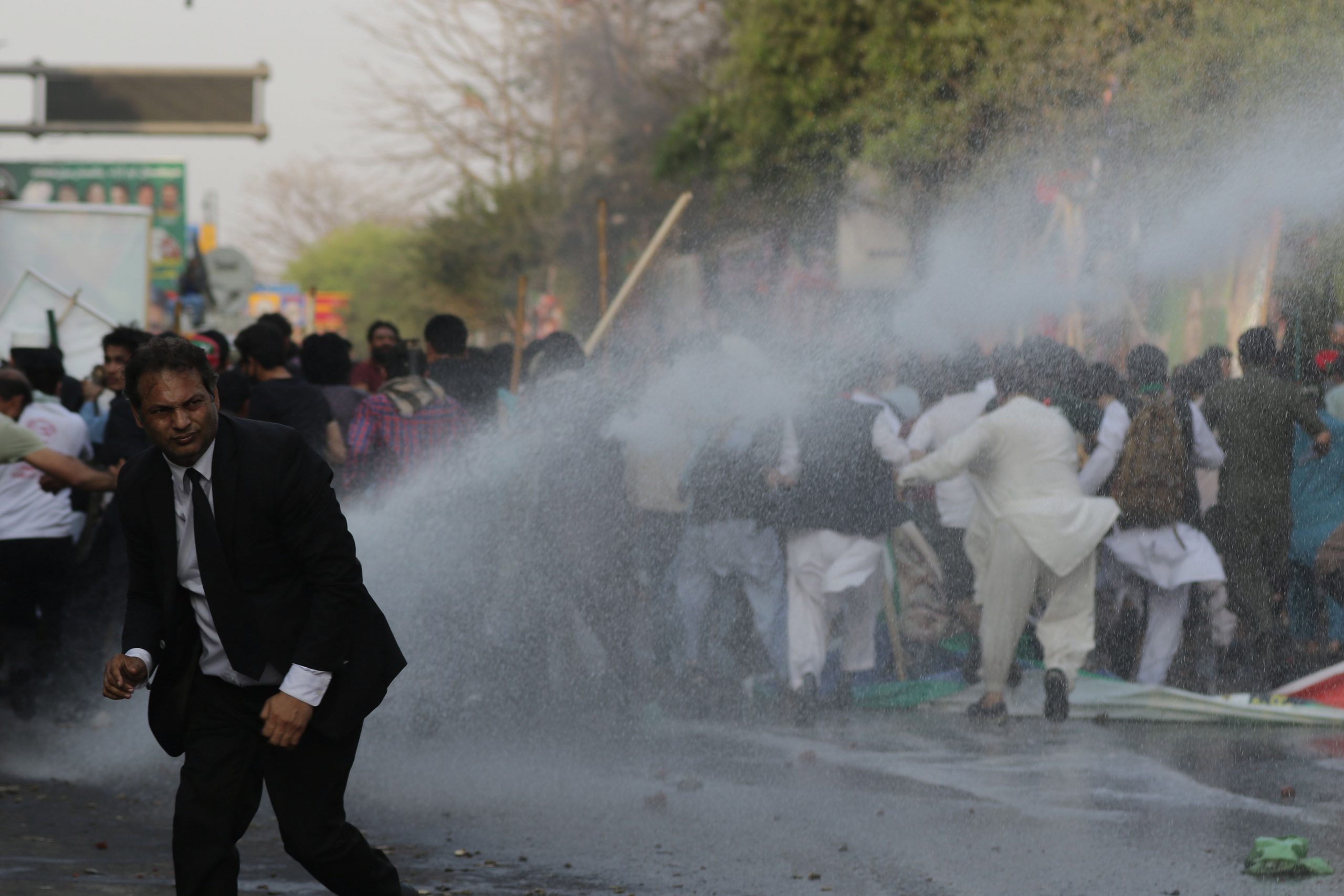 巴基斯坦前总理拒捕 支持者与警察爆冲突