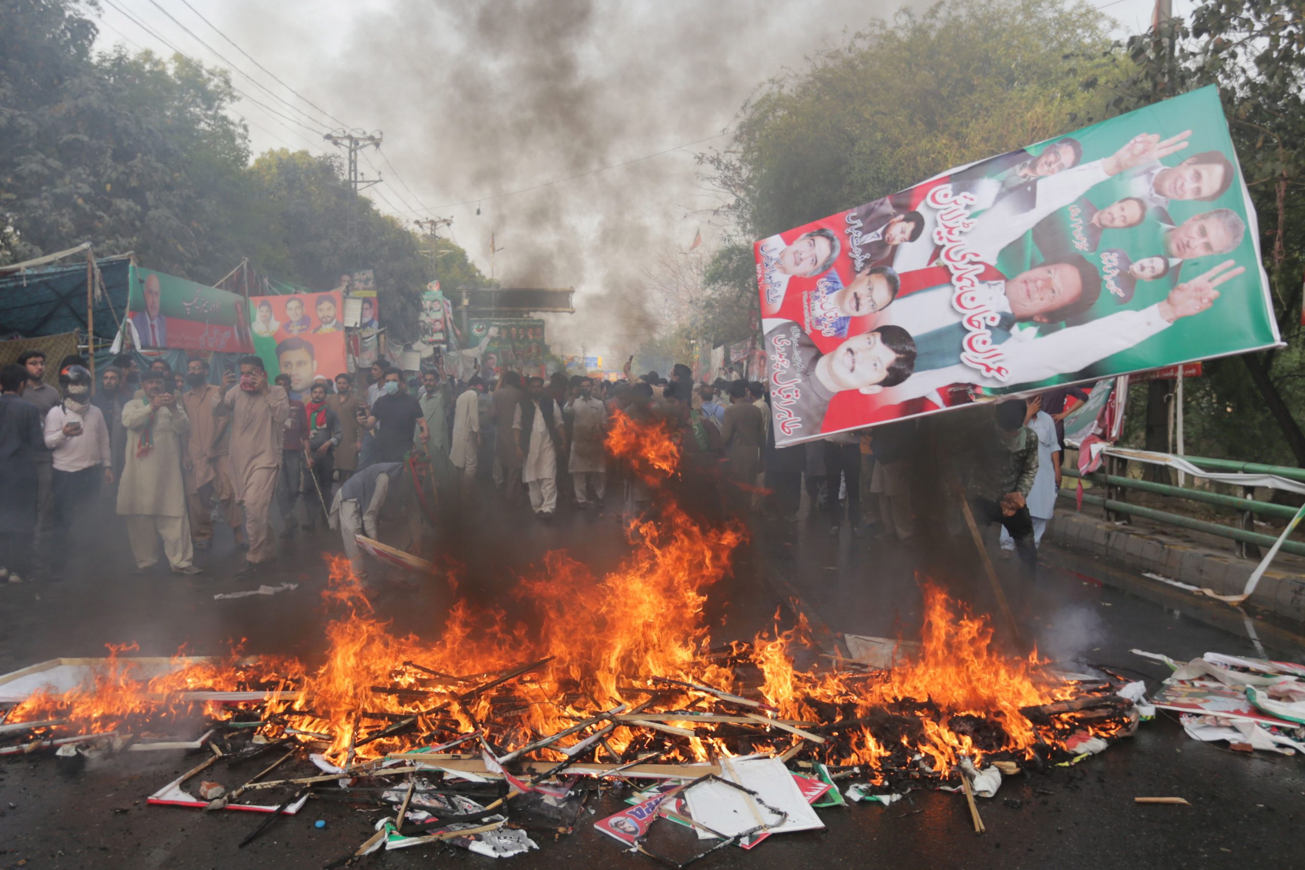 巴基斯坦前总理拒捕 支持者与警察爆冲突