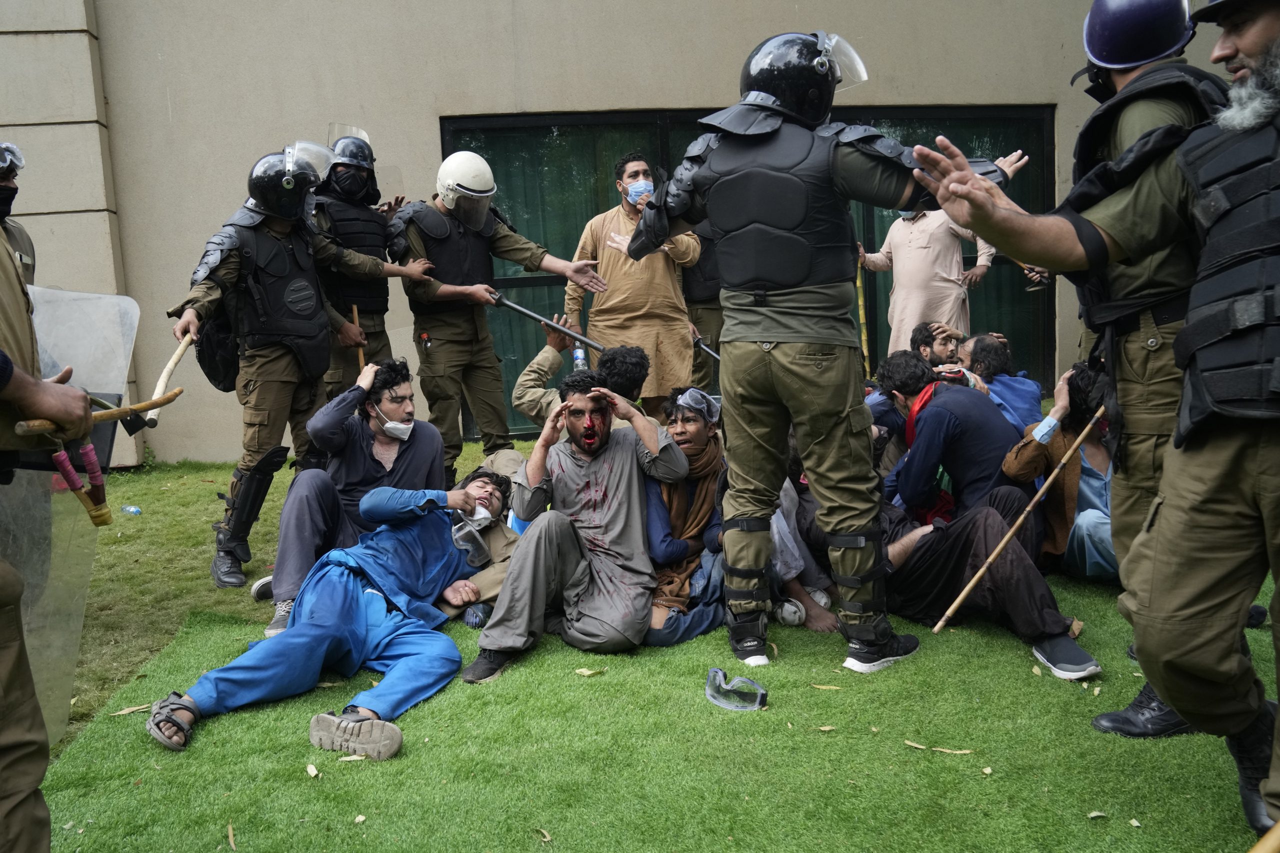 巴基斯坦警方突袭前总理寓所逮捕61人