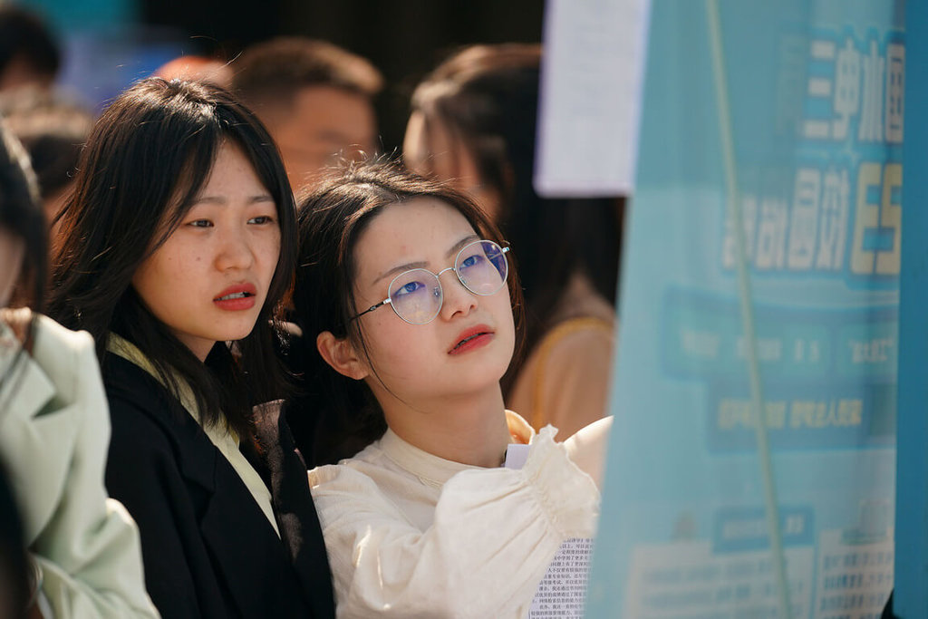 年轻人工作难找 中国兴起自嘲的「孔乙己文学」