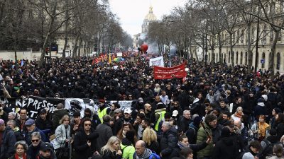 年金改革法案关键时刻 法国工会再次大罢工