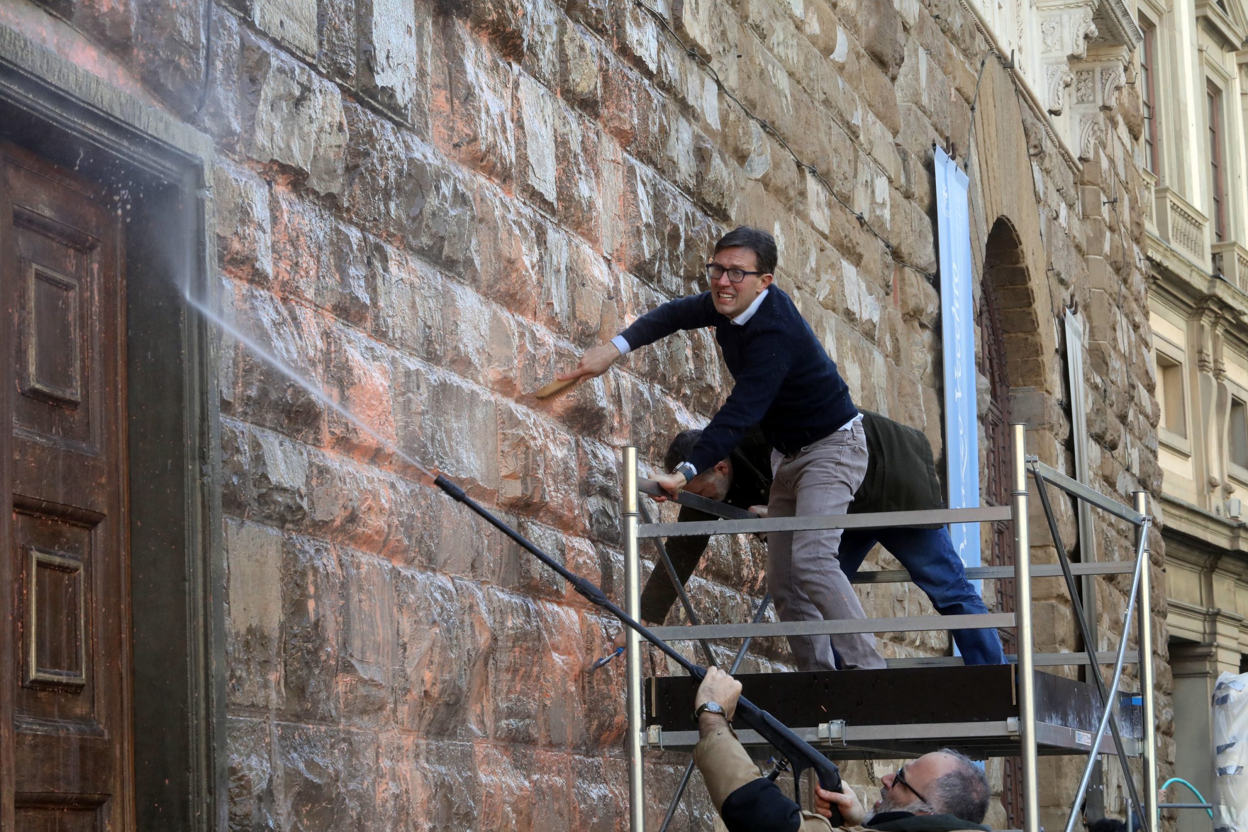 意大利古迹遭环保人士泼漆 市长亲自拦阻怒批“野蛮人”