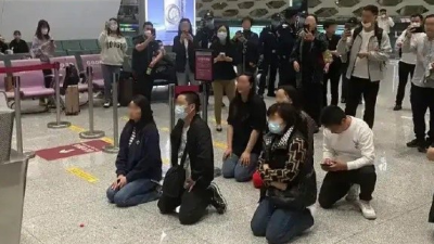深圳暴雨致航班取消 有旅客跪求起飞
