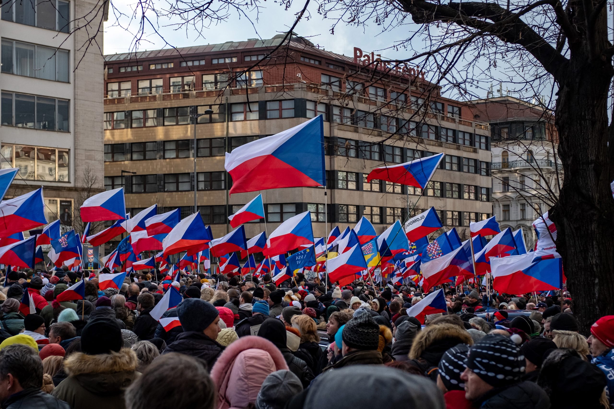 捷克布拉格数千人示威 不满高通胀导致贫穷