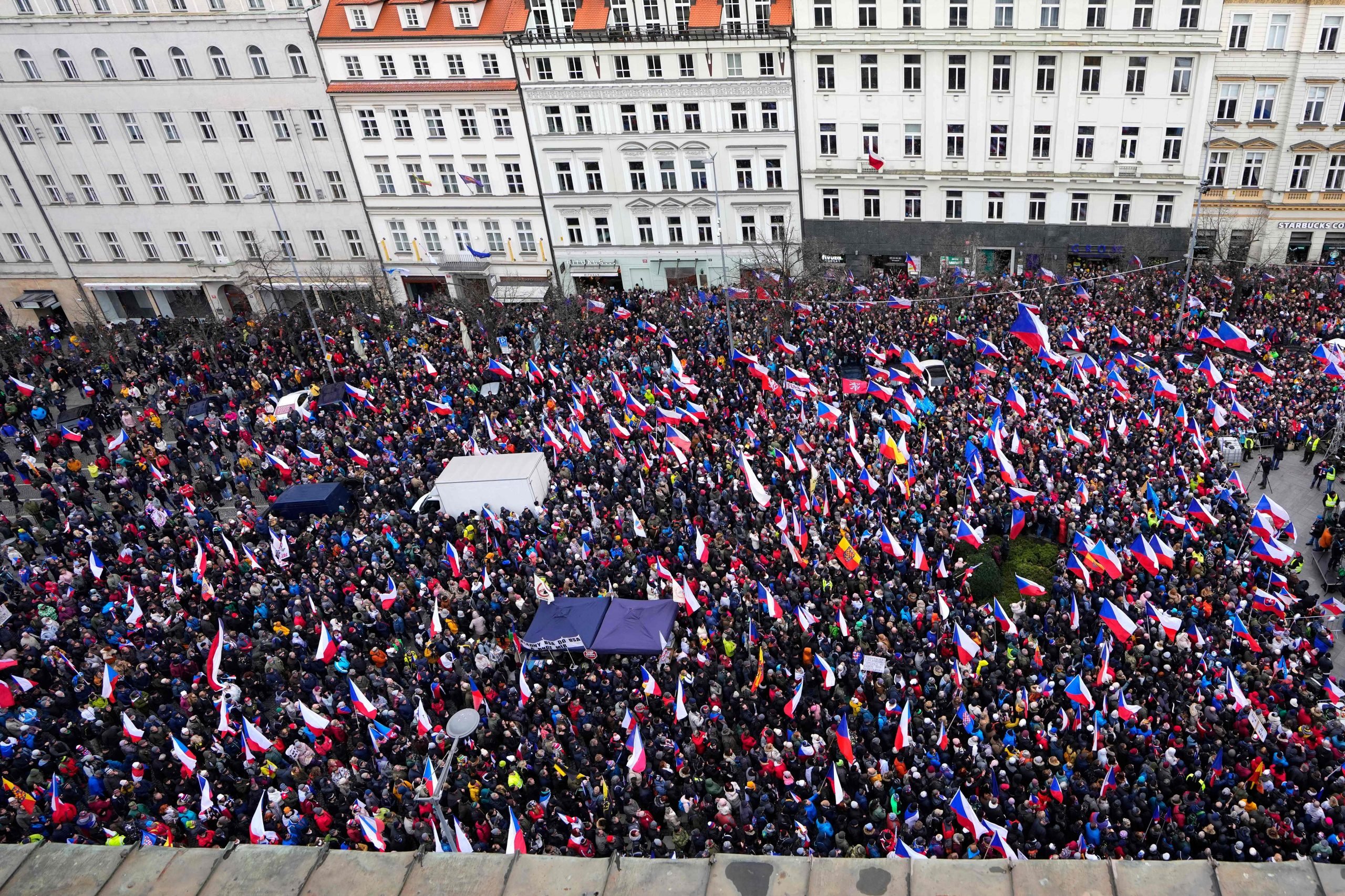 捷克布拉格数千人示威 不满高通胀导致贫穷