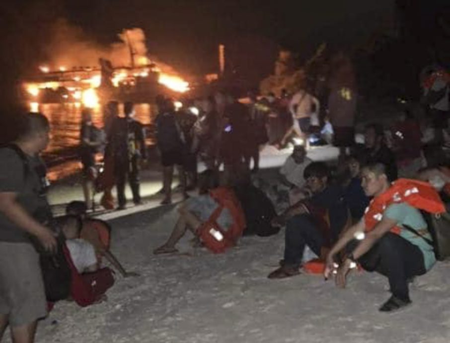 更新∕看世界)乘客纷纷跳船逃命 菲律宾客轮发生大火增至31死