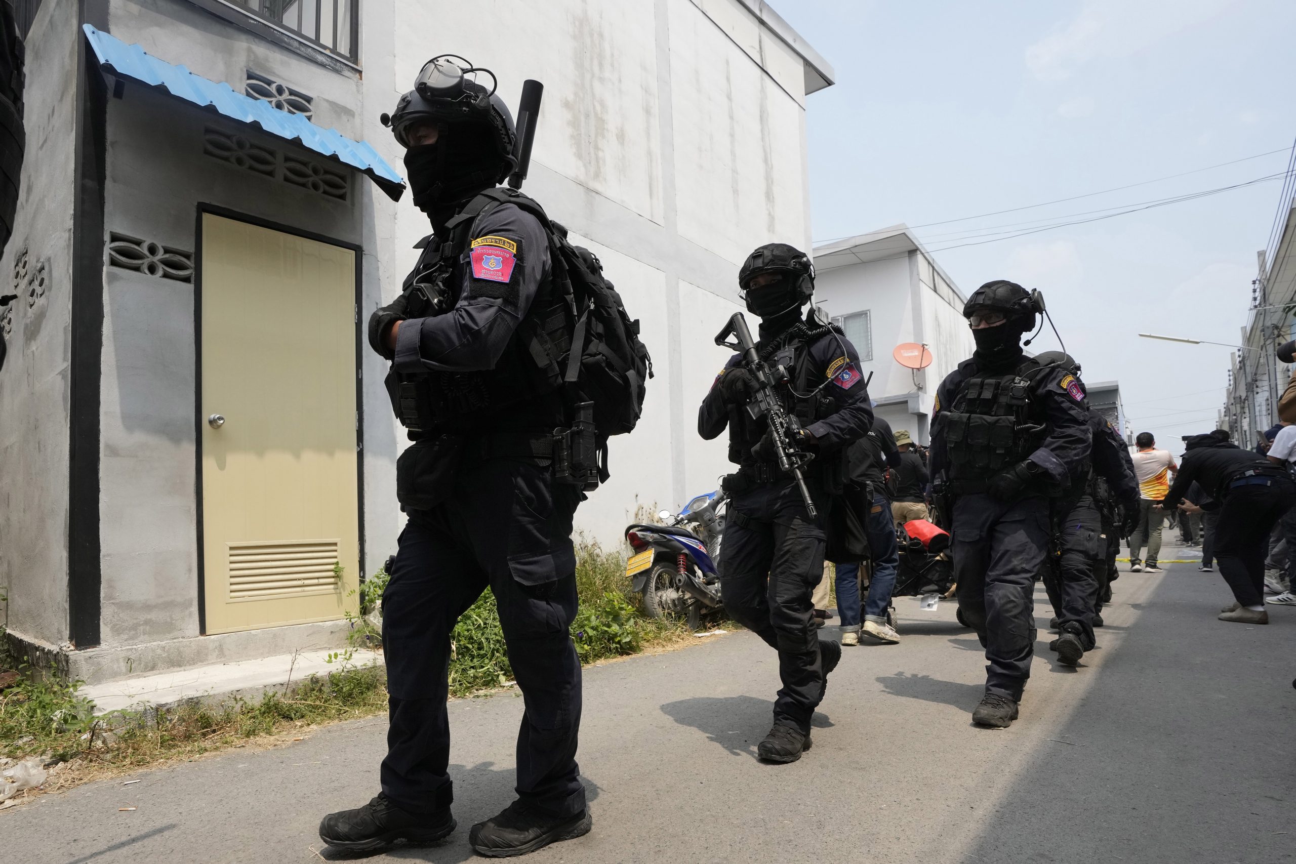 曼谷一警察狂躁症发作 家中朝外开数枪被捕