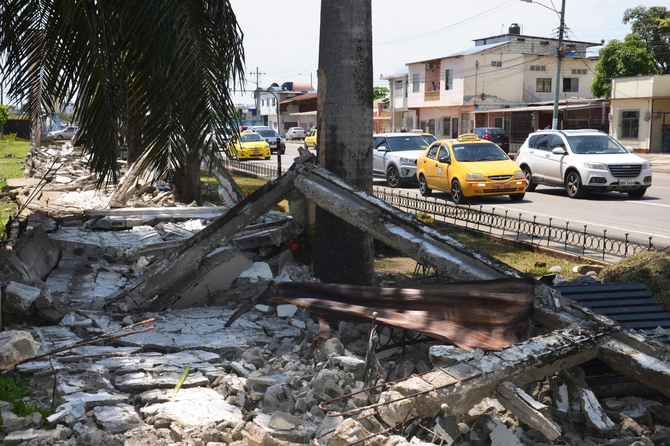 有片）厄瓜多尔强震14人亡！主持人节目录一半“惊声尖叫”　房屋倒塌惨况曝
