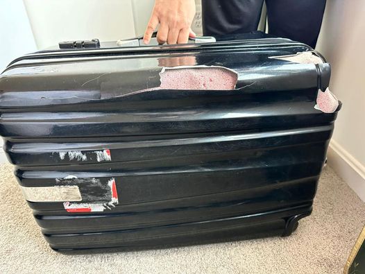 机场申报行李箱裂开  旅游达人：我被10多人围攻 