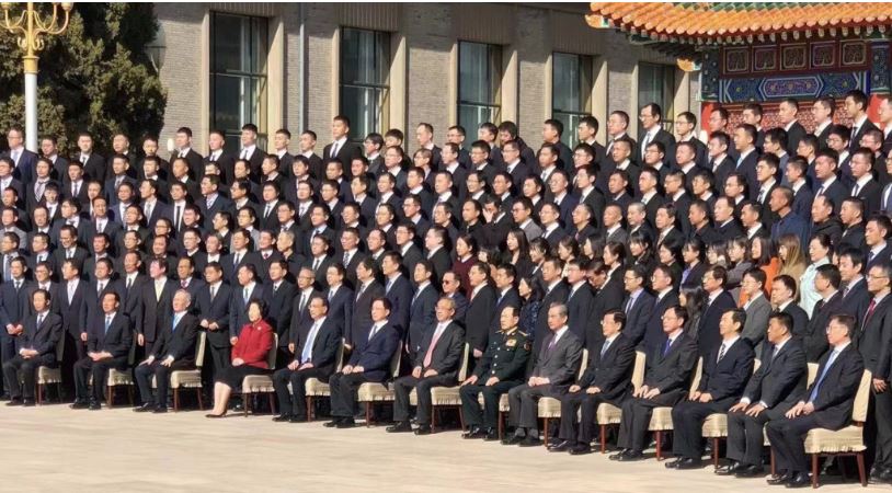 李克强将结束总理任期 携国务院全体人员拍“毕业照”