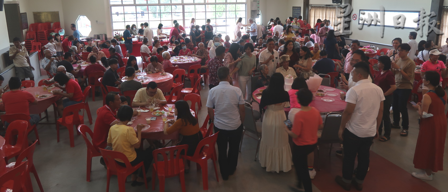 柔︰欢庆70周年白金婚  华裔夫妇办自助餐请全村