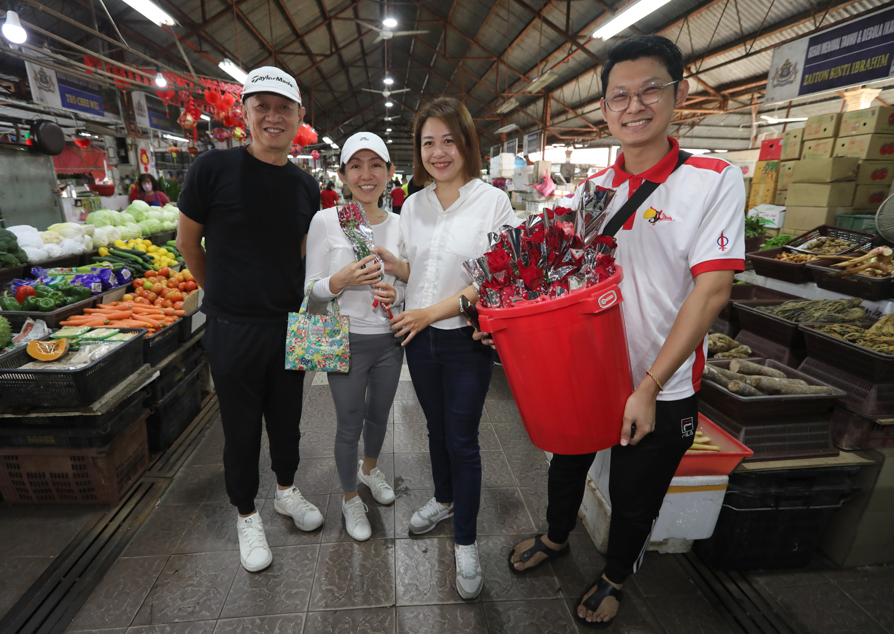 柔： 屋顶破损漏水 电箱进水短路 柔佛再也花园巴刹 残旧