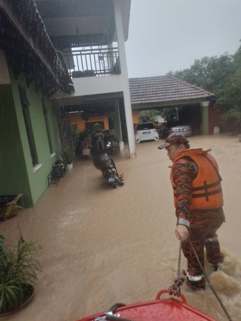 柔： 连日降雨河水高涨成灾  消拯员救援新山附近灾民