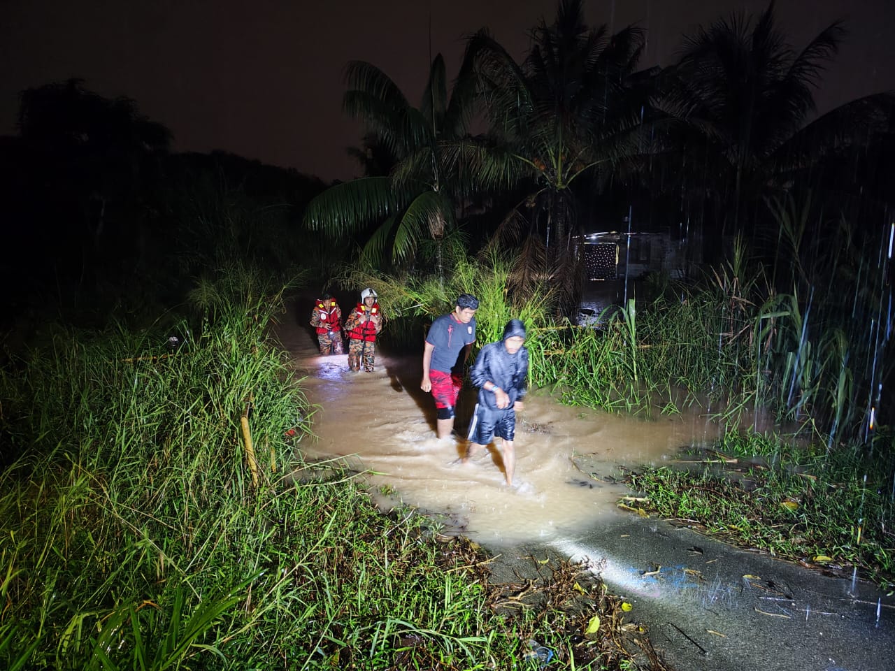 柔： 连日降雨河水高涨成灾  消拯员救援新山附近灾民