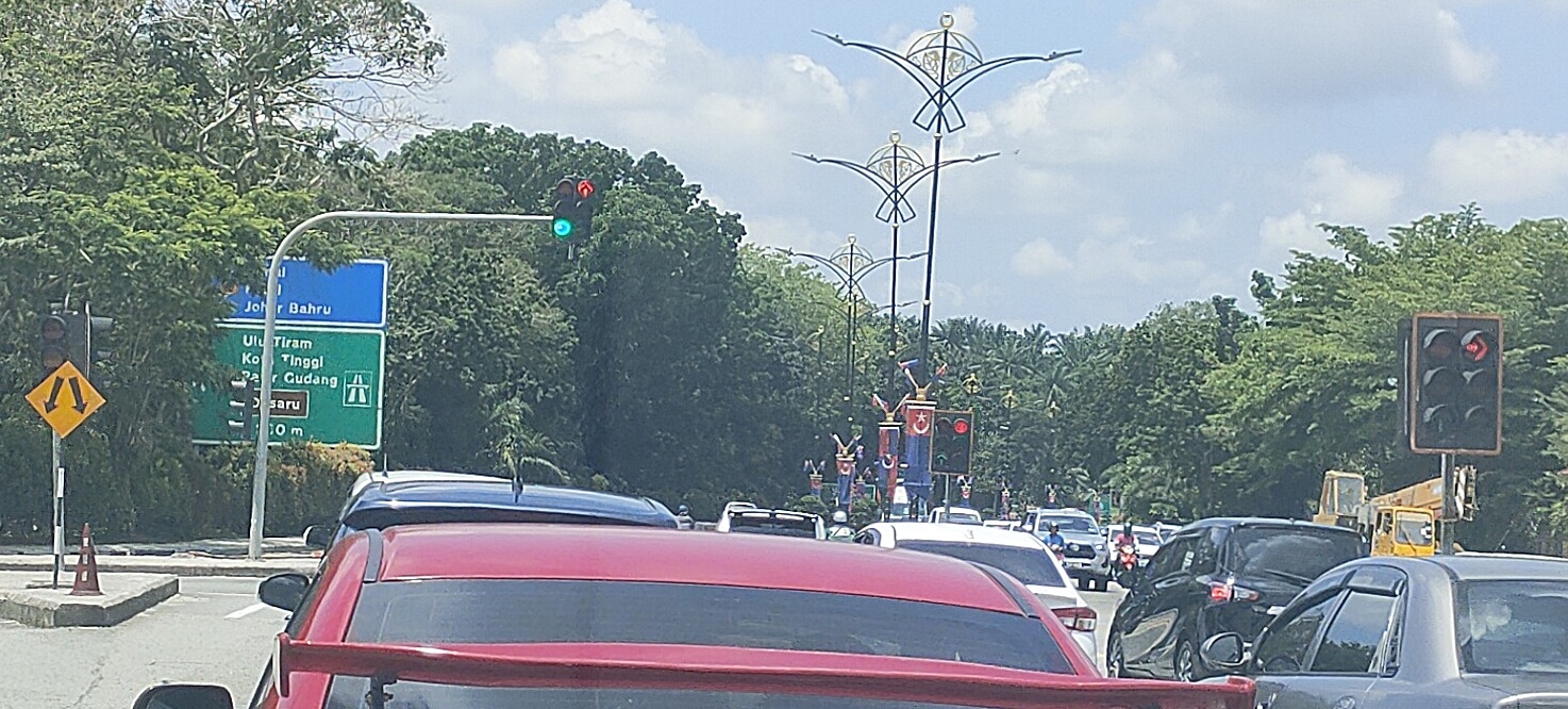 柔：同一方向的两盏交通灯，闪现的是“一红一绿”