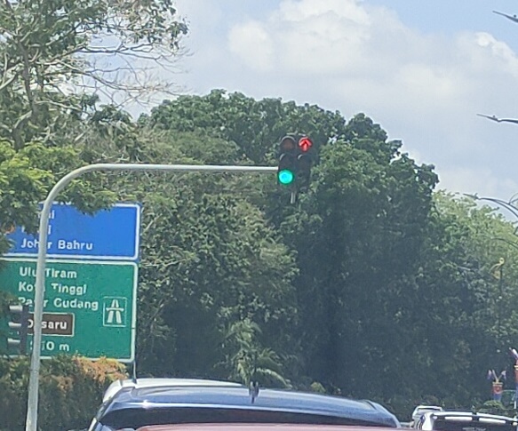 柔：同一方向的两盏交通灯，闪现的是“一红一绿”
