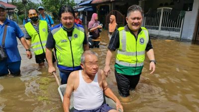峇圣约翰救伤队巡灾区  塑料椅鸡公车救出灾民