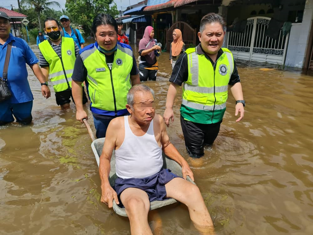 柔：峇圣约翰救伤队巡灾区，以塑料椅及鸡公车救出灾民