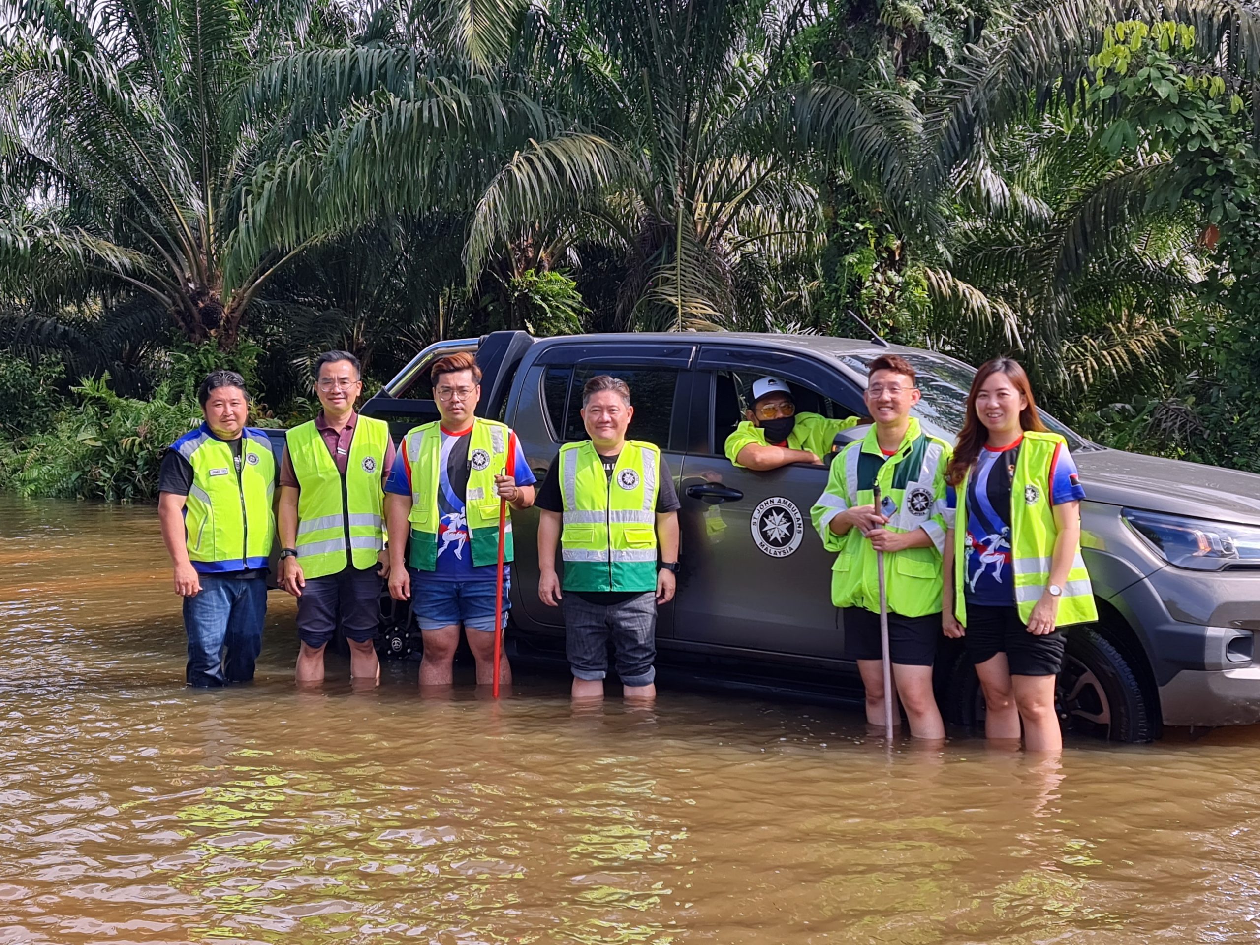 柔：峇圣约翰救伤队巡灾区，以塑料椅及鸡公车救出灾民