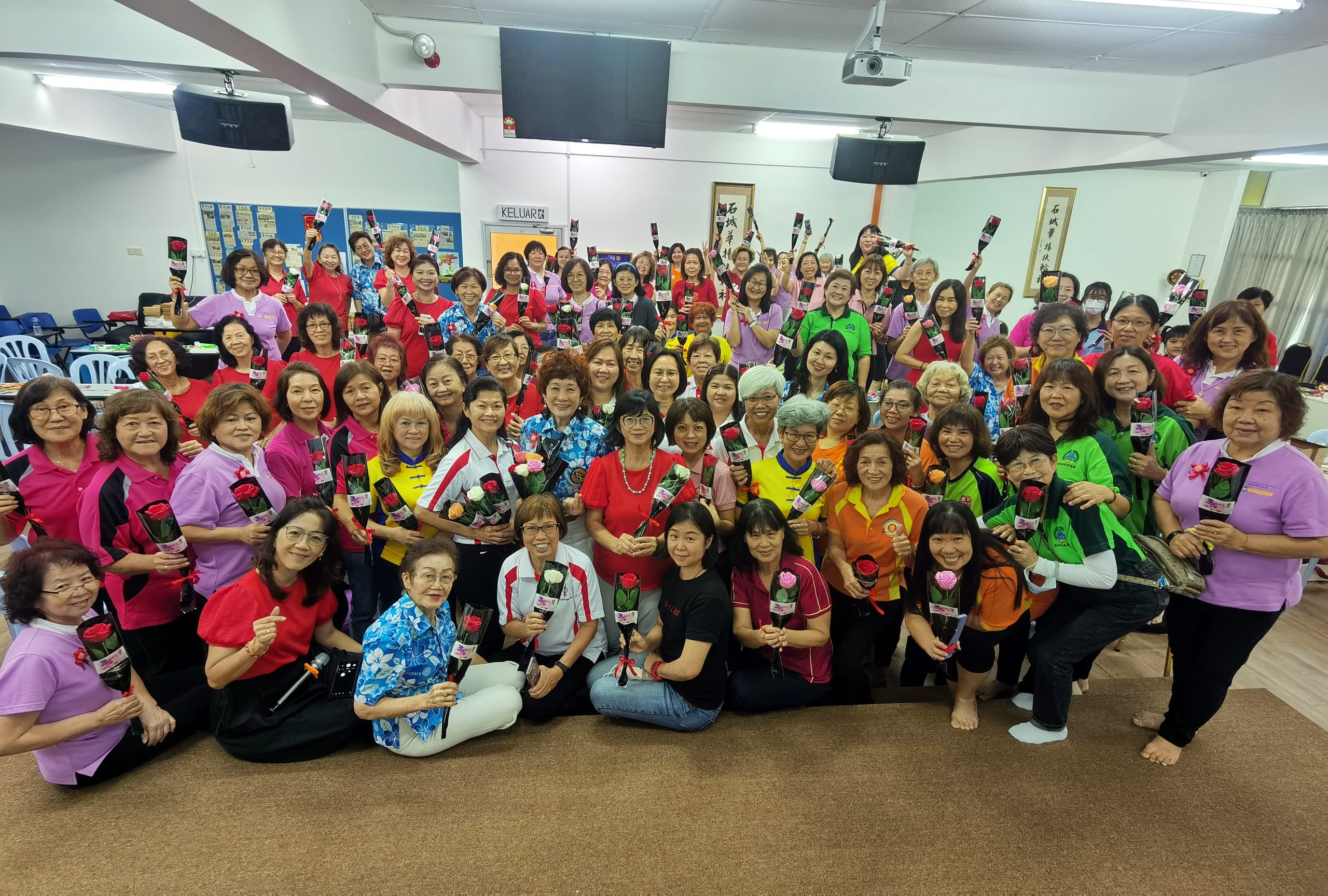 柔：峇社乡团妇女组庆妇女节  近百人学编织米袋篮