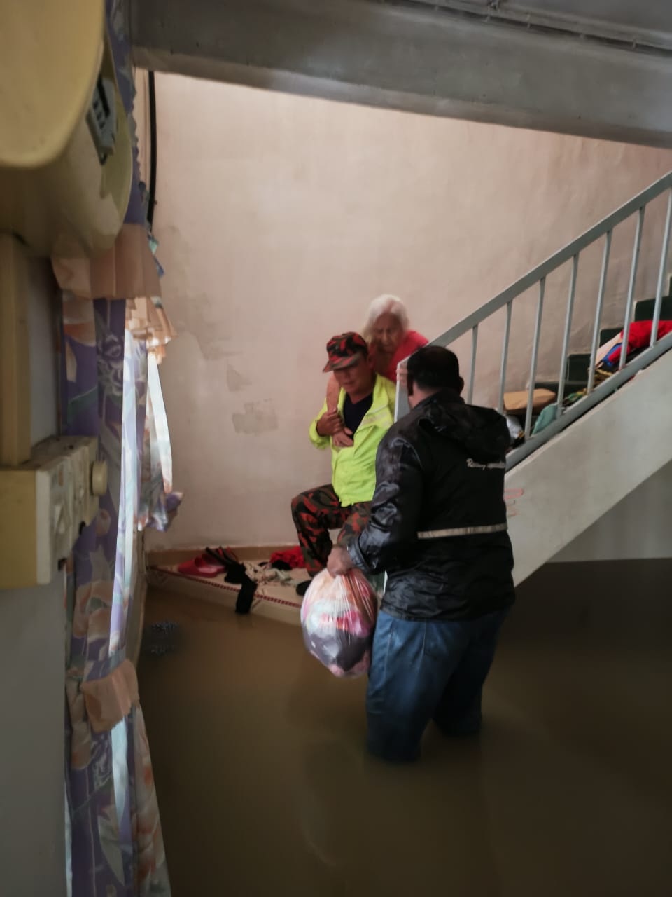 柔：新闻： 拉央拉央多处水患  出动船只赈救灾民