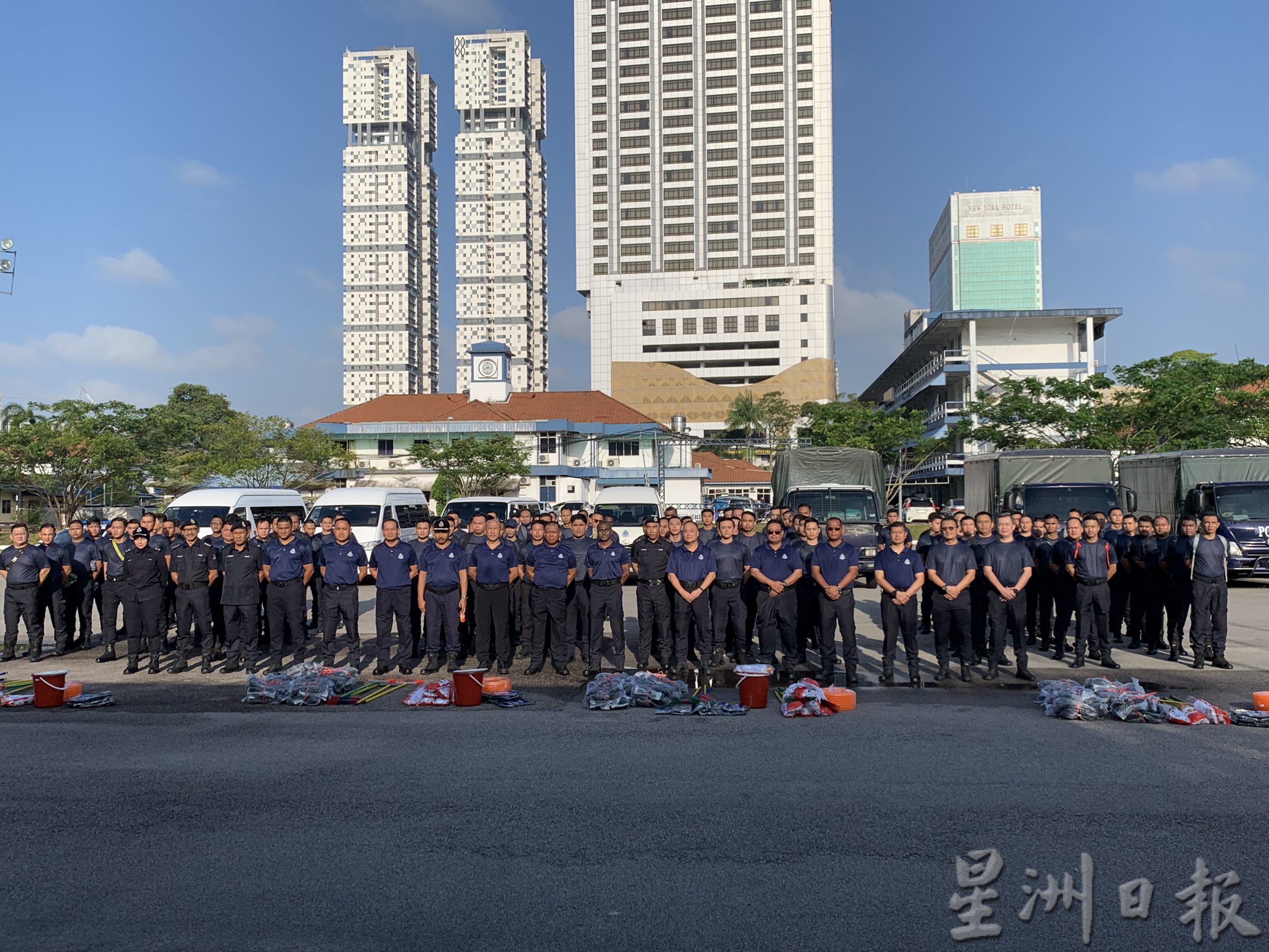 柔：新闻：柔150警察往銮灾区献力  助同僚邻里清理家园