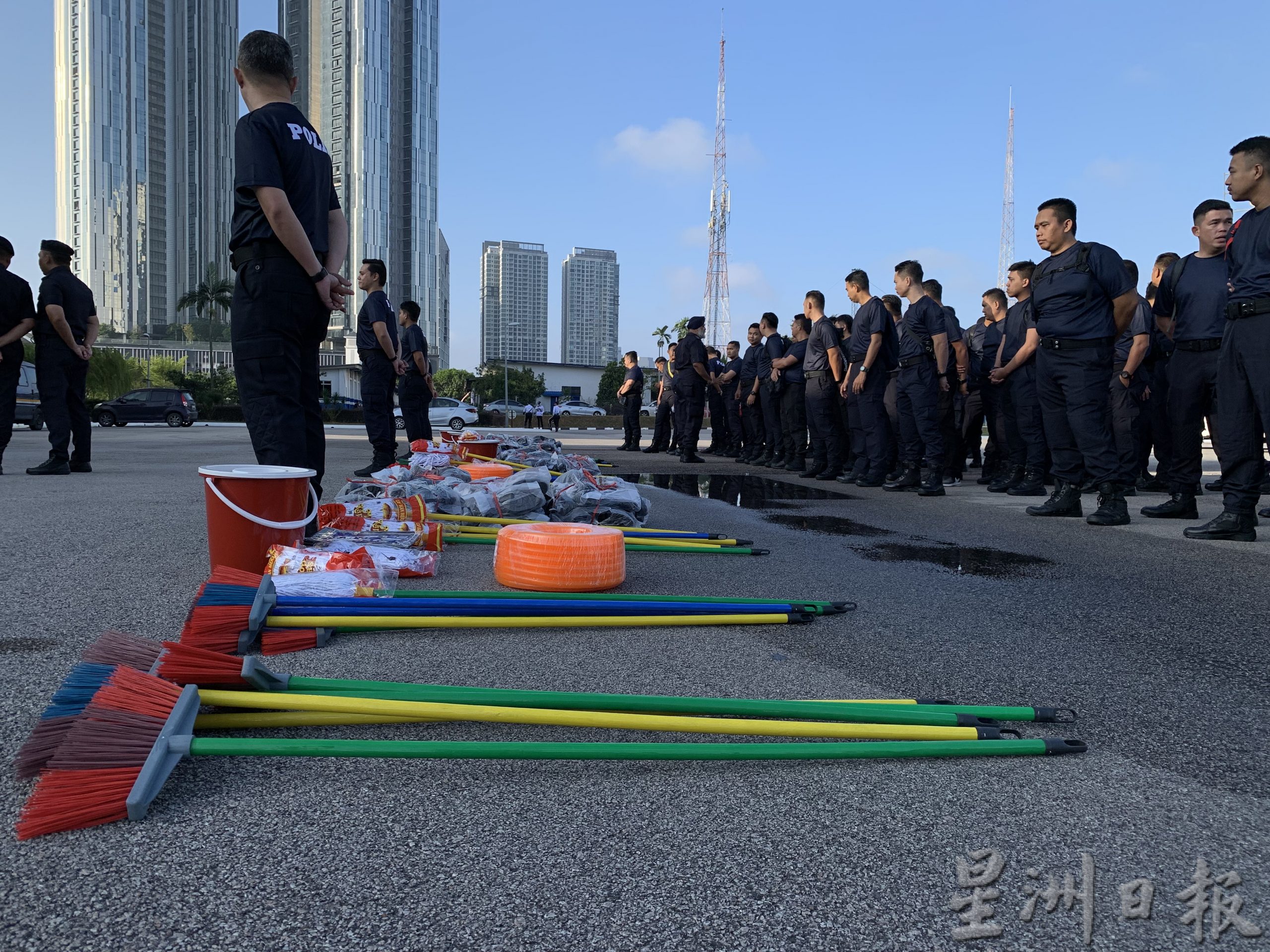柔：新闻：柔150警察往銮灾区献力  助同僚邻里清理家园