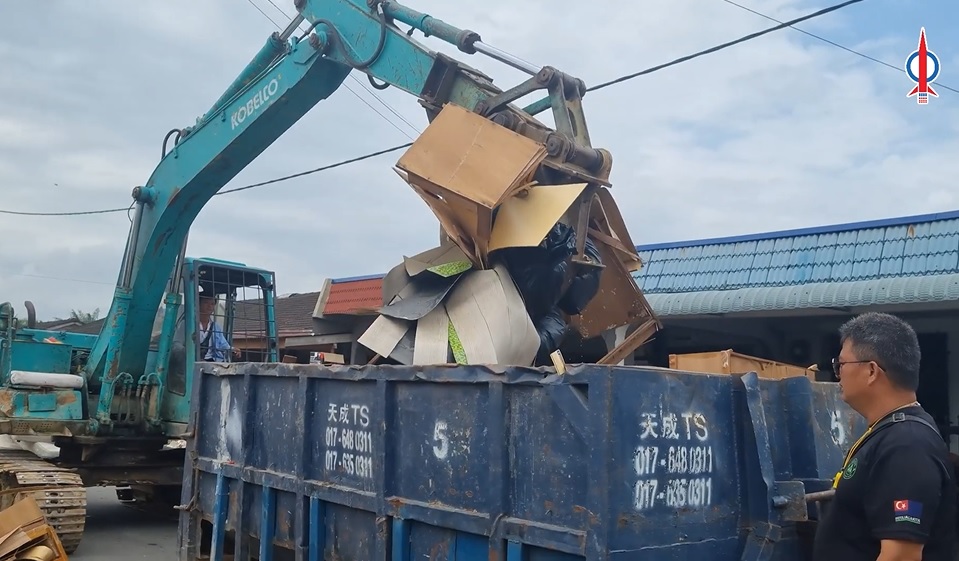 柔：新闻：行动党特别行动部队助清理灾区，4天清出844吨垃圾