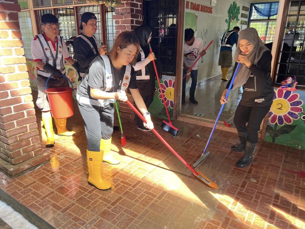 柔：柔北多个灾区退水  行动党逾350志工助清洗