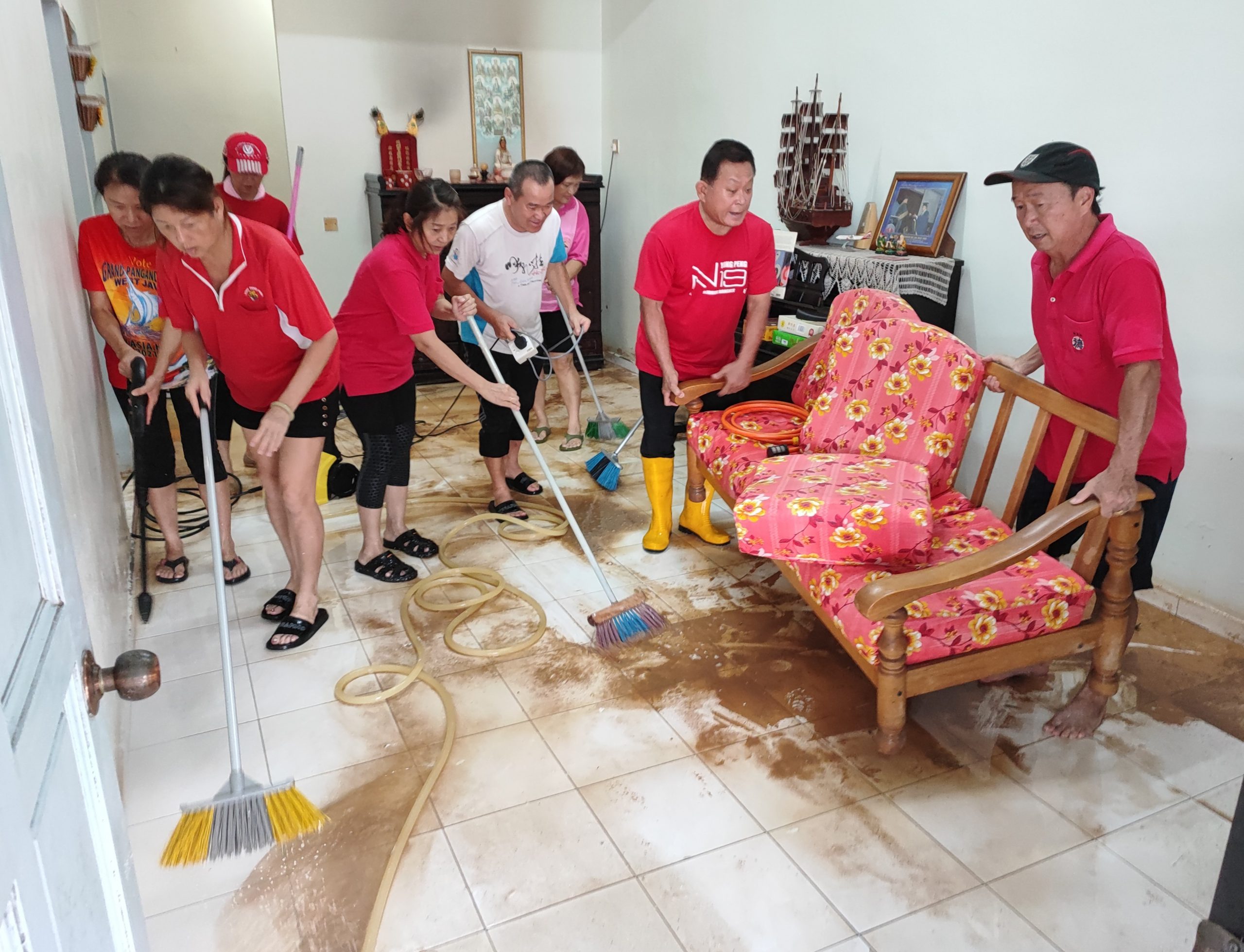 柔：版三：多个团体志工助永平灾黎清理家园