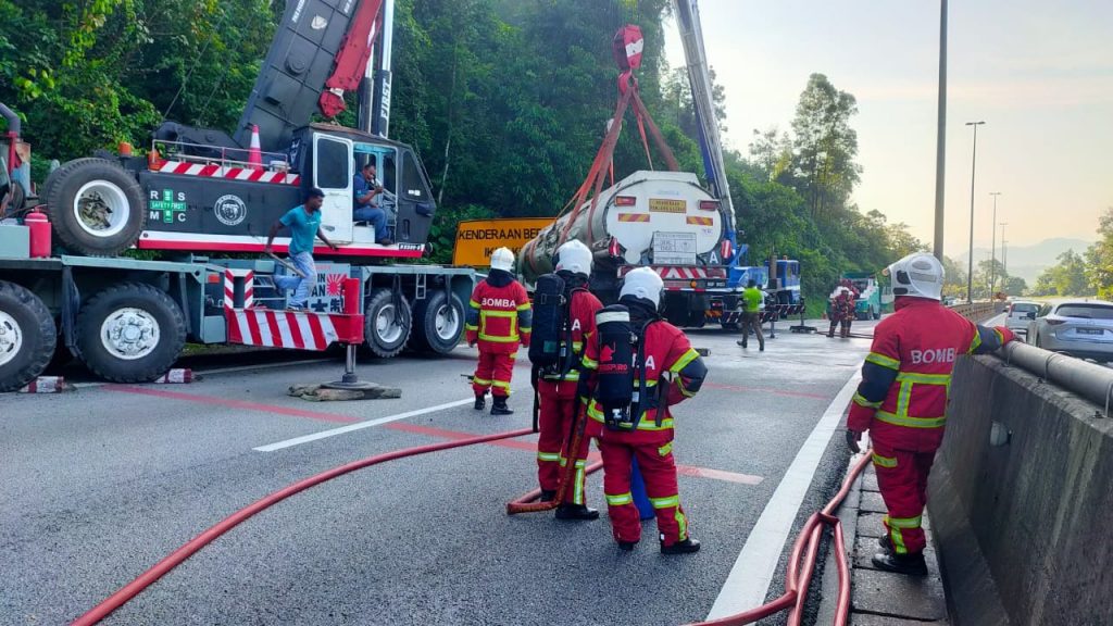 油槽车翻覆封路17小时 大道美诺拉隧道路段终通车