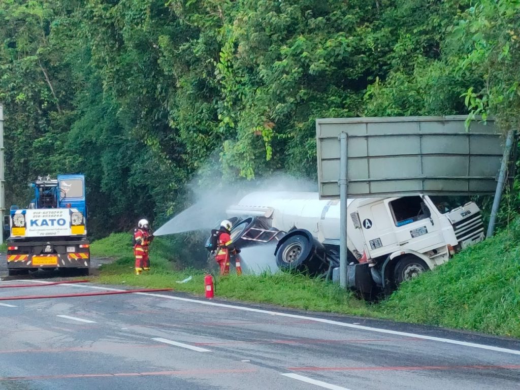 油槽车翻覆封路17小时 大道美诺拉隧道路段终通车